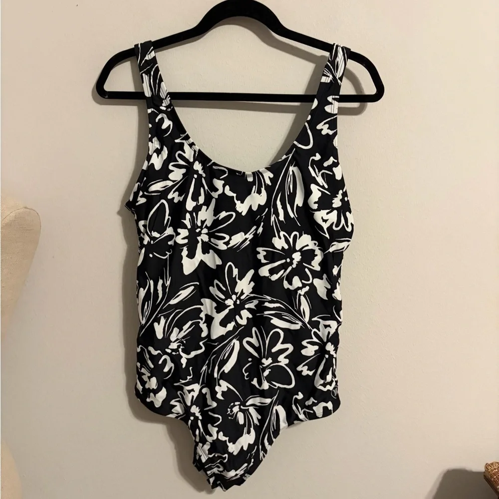 Hurley Ink Fresco Floral One Piece Swimsuit Bathing Suit Size XL‎ Monochrome